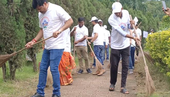 स्वच्छता अभियान: गुमला के लोगों ने PM से सम्मान पाने के लिए क्या किया, जानिए