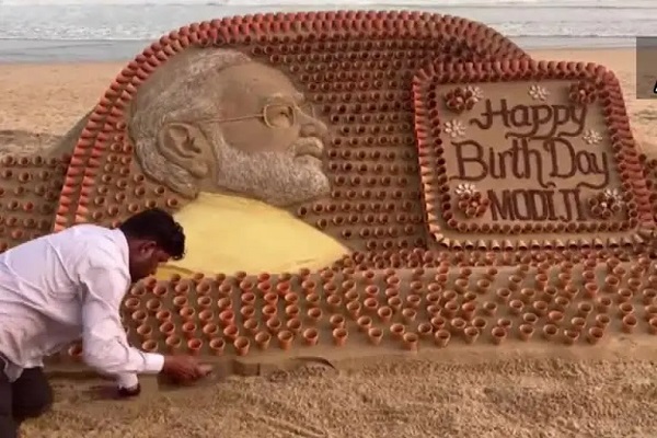 HAPPY BIRTHDAY PM MODI: रेत कलाकार सुदर्शन ने मोदी की बनाई आकृति, सभी कहने लगे-वाह!वाह!