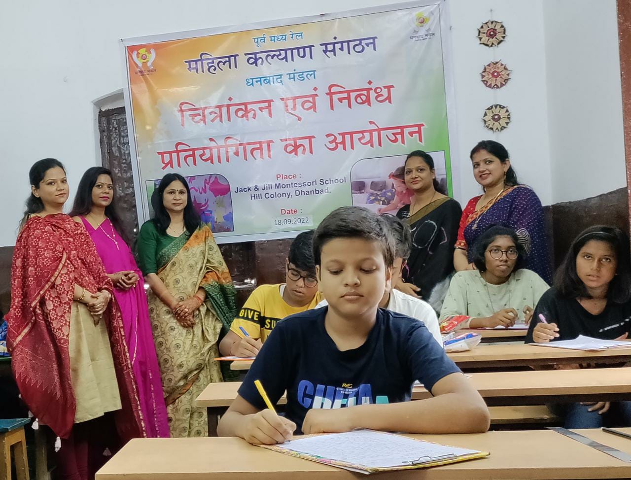 निबंध में रेल कर्मियो के बच्चो ने दिखाई प्रतिभा, जानिए क्या थे विषय 