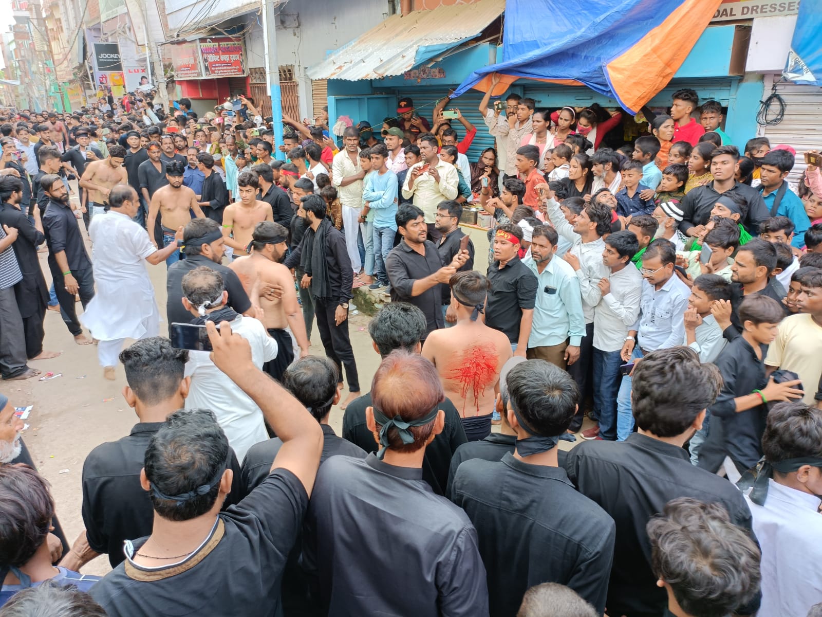 हुसैनाबाद में शिया समुदाय ने मनाया चहल्लुम, जंजीरी मातम करते पहुंचे कर्बला