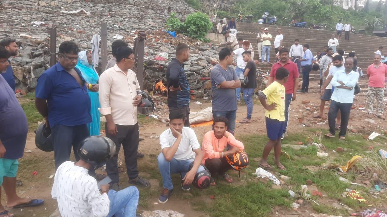 बेटे के लिए रखा व्रत, मां के सामने नदी में डूब गया युवक