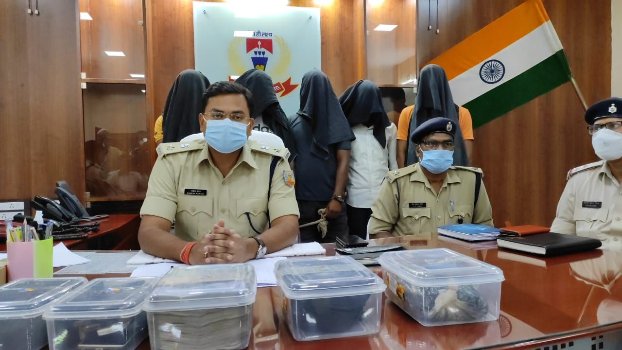 दो किलो अफीम, पांच किलो ब्राउन शुगर और साढ़े सात लाख रुपए के साथ चतरा में पांच धराए