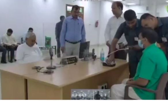 जनता दरबार में फरियादी की सुनकर नीतीश कुमार ने कृषि मंत्री को लगा दिया फोन, जानिए फिर क्या हुआ