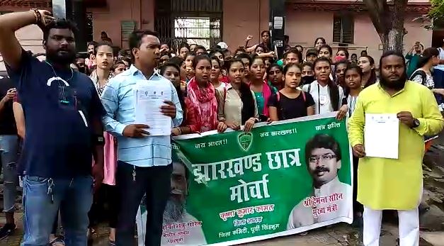 कॉलेज में सीट बढ़ाने को लेकर विमेंस कॉलेज में छात्राओं का हंगामा, जमकर काटा बवाल