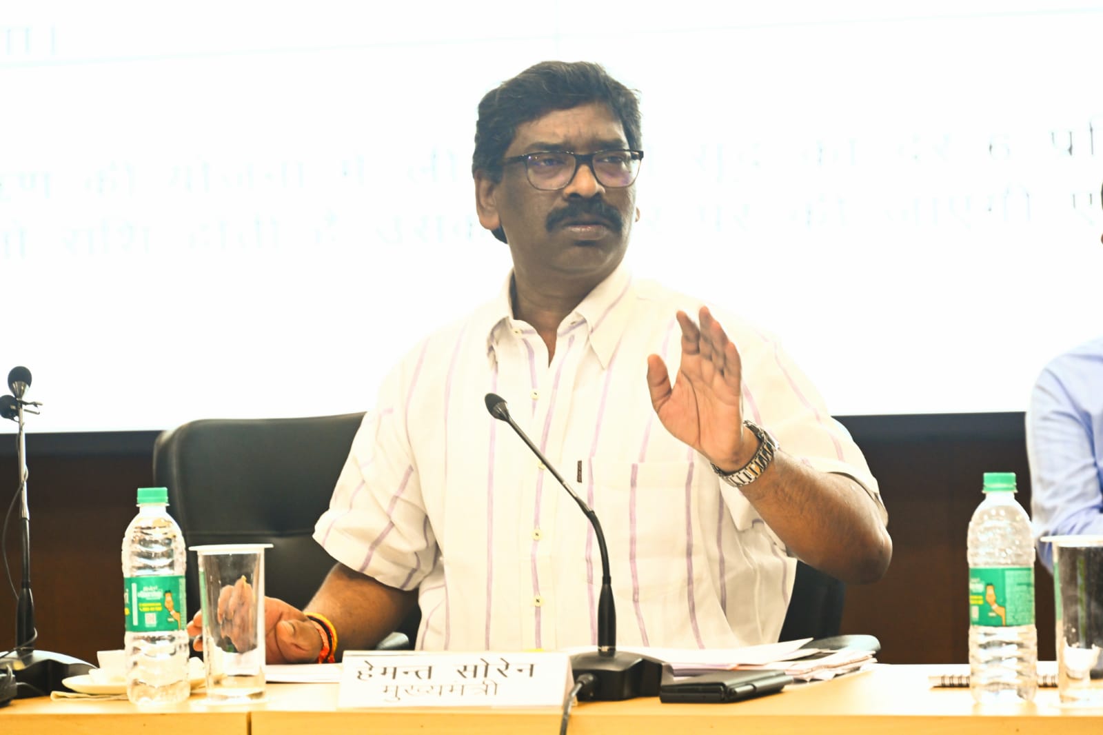  मुख्यमंत्री ने उपायुक्तों से कहा-  सरकार की योजनाओं का लाभ लोगों तक पहुंचाना सुनिश्चित करें