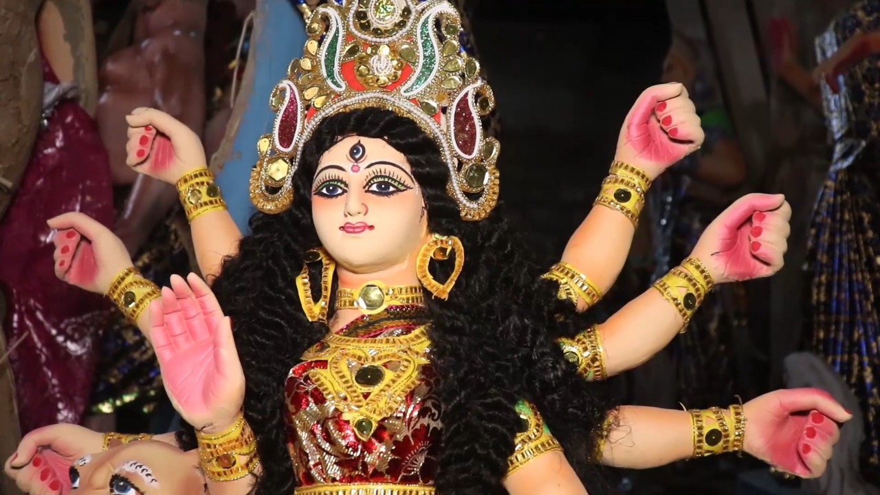 कोयलांचल में मां दुर्गा की प्रतिमा को अंतिम रूप देने में जुटे कलाकार,बाजार में दिख रहा उत्साह