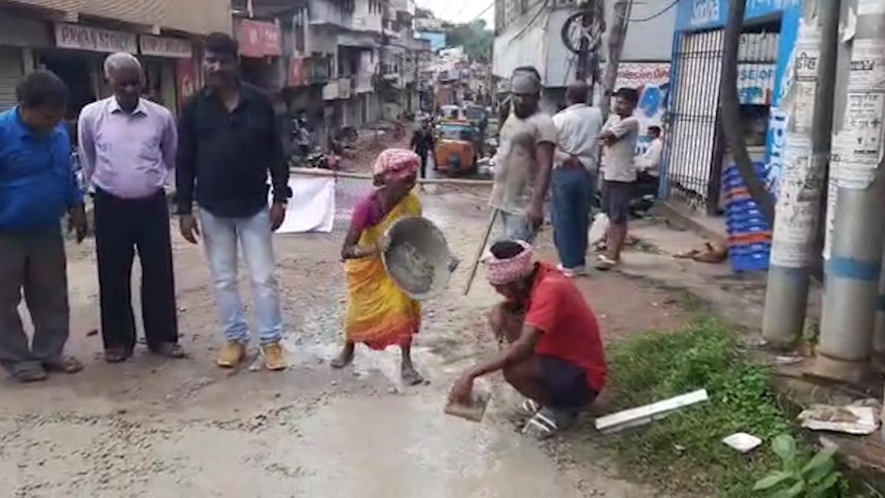 श्रमदान कर जिंदगी बचाने की कोशिश में जुट हैं यहां के लोग, जानिए कैसे