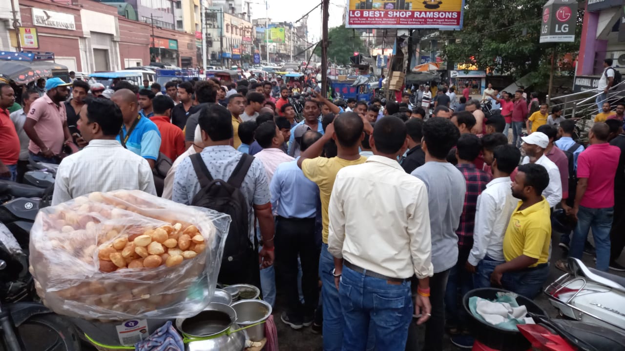 गोलगप्पा खा रही महिलाओं पर गिरा 11 हजार वोल्ट का बिजली तार ,उसके बाद क्या हुआ, देखिए वीडियो