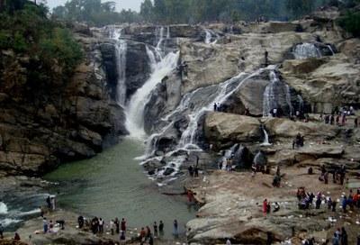 बरसात में फॉल घूमना पड़ा महंगा, तेज बहाव में बह गया युवक