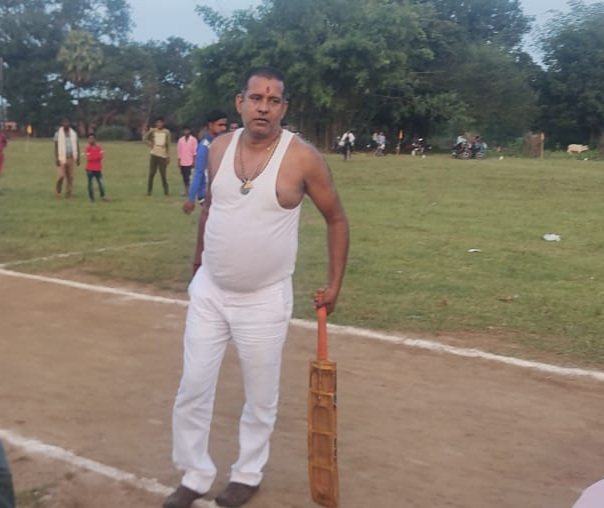 विधायक ने शर्ट खोला, थामा बल्ला और लगाने लगे चौके-छक्के, पढ़िए पूरी रिपोर्ट