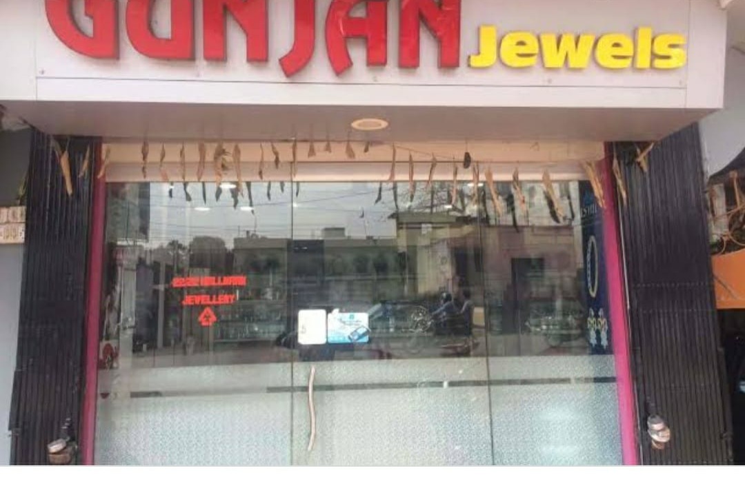 गुंजन डाका कांड: पुलिस पर नहीं रहा भरोसा, सोशल मीडिया के सहारे अब खुद ही डकैतों की खोज कर रहे ज्वेल्स के मालिक, जानिए कैसे