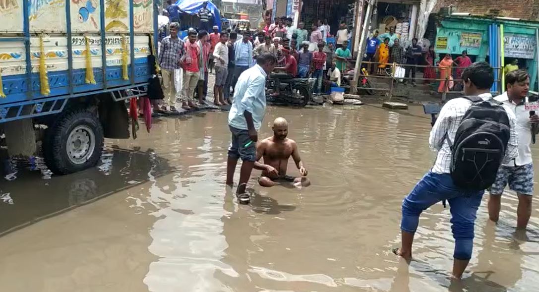 भागलपुर: युवक ने बीच सड़क पर कराया मुंडन संस्कार, कहा व्यवस्था दुरुस्त नहीं हुई तो यहीं कर लूंगा आत्मदाह