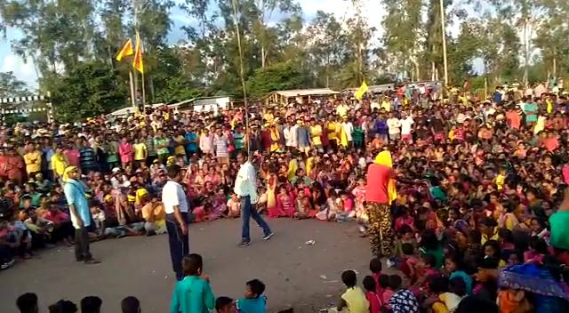 लगातार तीसरे दिन भी जारी है कुर्मी समाज के लोगों का धरना, रेलवे ट्रेक के साथ सड़क मार्ग को भी किया जाम