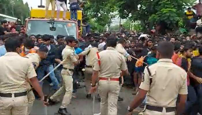 भारत और ऑस्ट्रेलिया मैच के टिकट को लेकर दर्शकों का हंगामा, पुलिस ने की लाठीचार्ज  