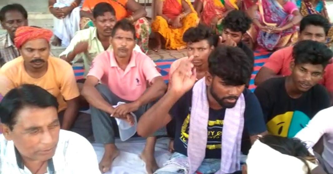 पांच सूत्री मांगों को लेकर हड़ताल पर बैठे हुसैनाबाद नगर पंचायत के कर्मी, कहा सरकार का साथ नहीं मिलने पर आंदोलन होगा तेज