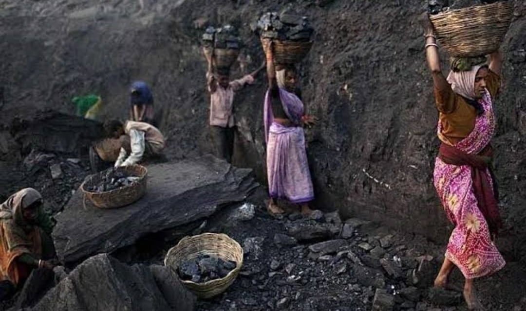 कतरास में जमीन फटने के बाद ग्रामीणों ने किया अवैध खनन का विरोध, जानें क्या है उनकी मांग