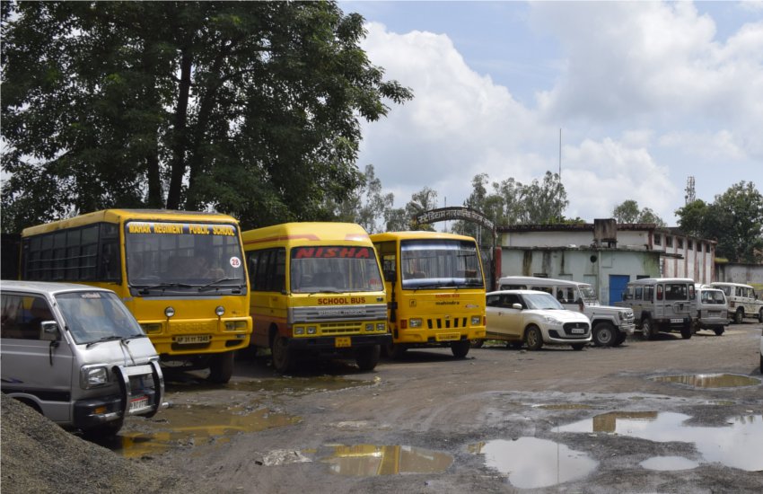 बसों को सड़क किनारे खड़े करने से बाज नहीं आ रहे मालिक, निगम के कर्मचारी ने बस से हवा निकल कर सिखाया सबक    