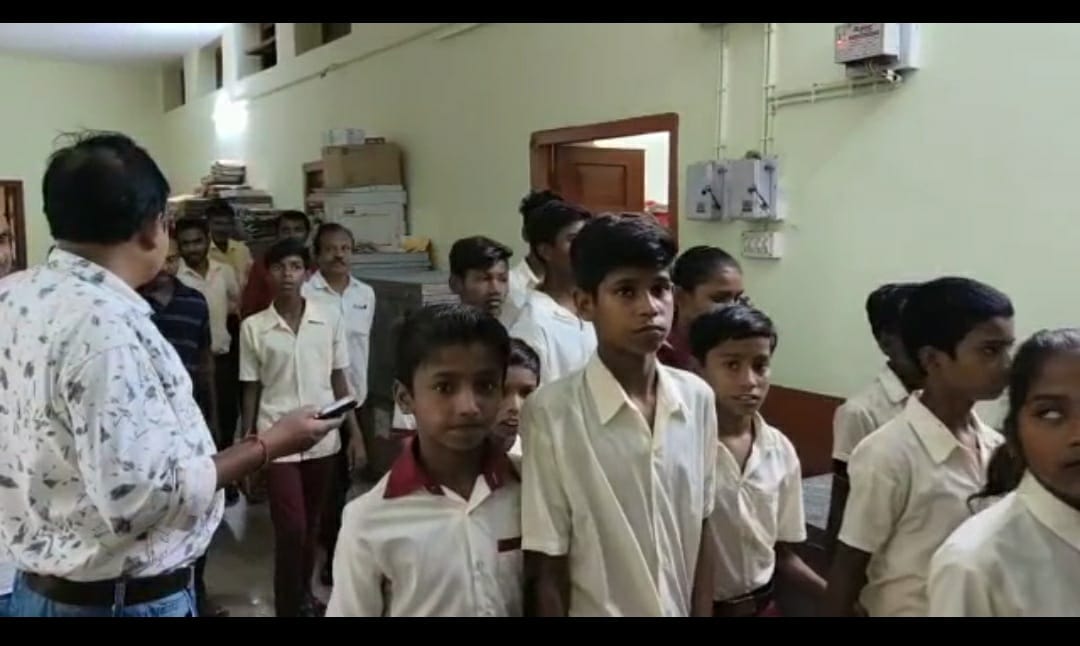 धनबाद में सरकारी शिक्षा का हाल देखिये शिक्षा मंत्री जी 