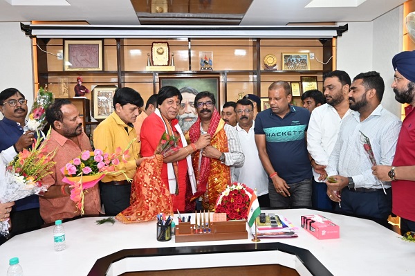 दुर्गा पूजा समिति ने किया सीएम से मुलाकात, मुख्यमंत्री को चुनरी ओढ़ाकर किया सम्मानित