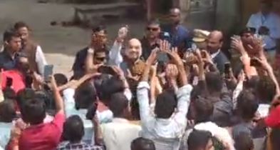 सुरक्षा की परवाह किए बिना लोगों से मिले गृह मंत्री अमित शाह, लोगों ने किया जोरदार स्वागत  