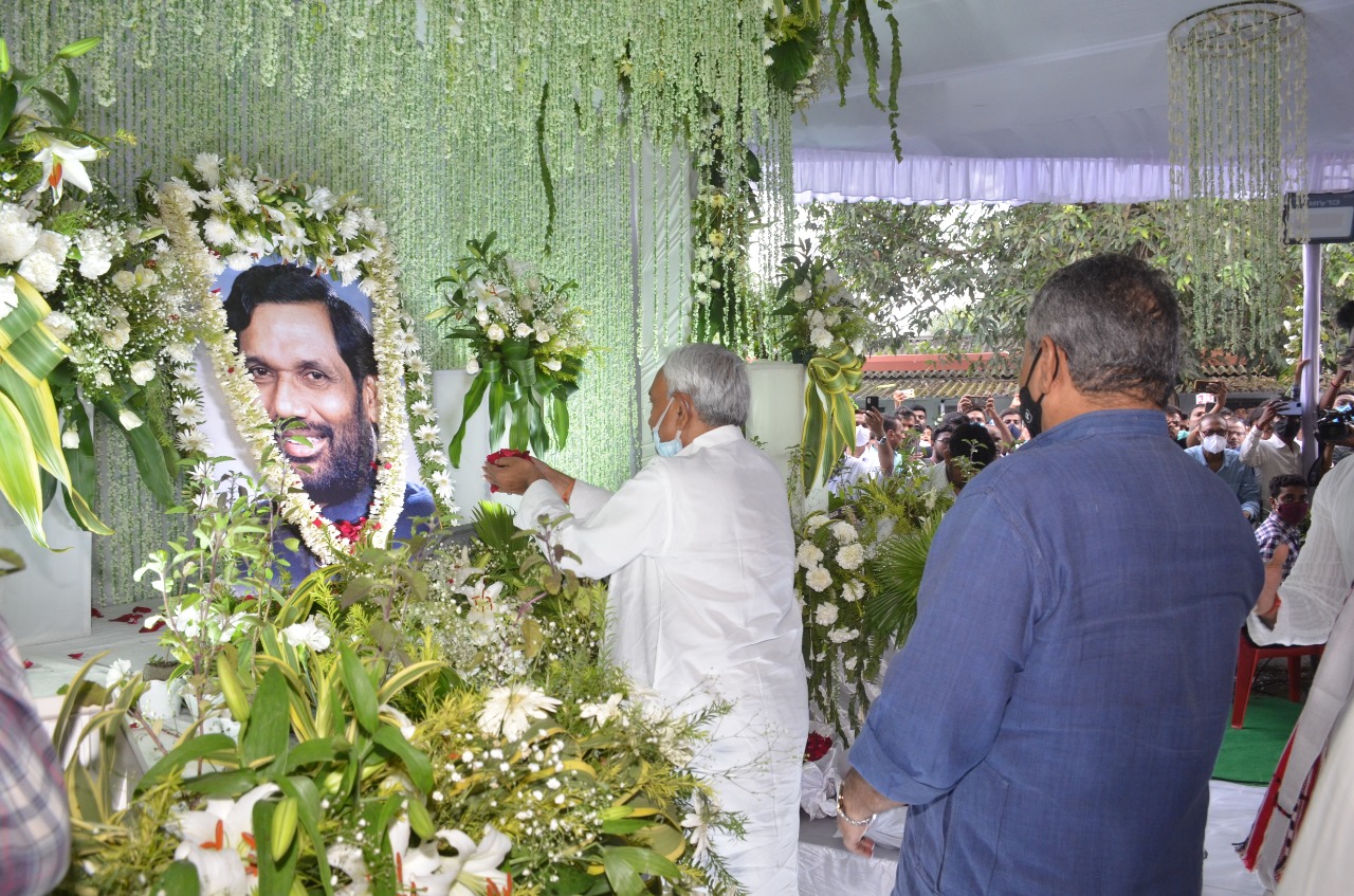 रामविलास पासवान की पुण्यतिथि पर पहुंचे सीएम और राज्यपाल, कहा, नहीं भूलाया जा सकता उनका काम 