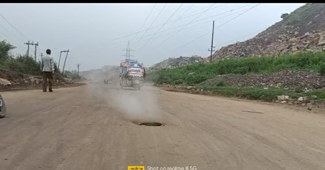 झरिया :47 करोड़ की लागत से बन रही सड़क के बीचो -बीच बना गोफ, उठने लगे सवाल