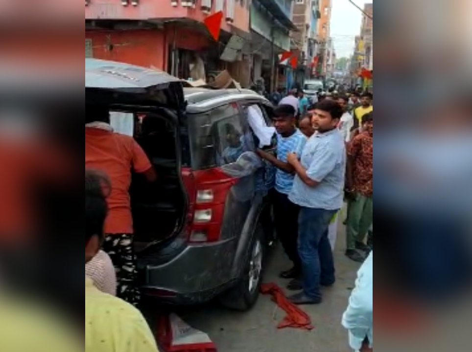 लग्जरी कार में लोगों ने रखा देखा शराब, लूटने की मची होड़