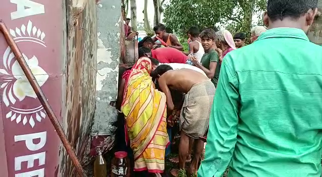 दुमका: बीच सड़क पलटी तेल लोड ट्रक, मदद की गुहार लगाता रहा ड्राइवर और लोग लूटते रहे तेल