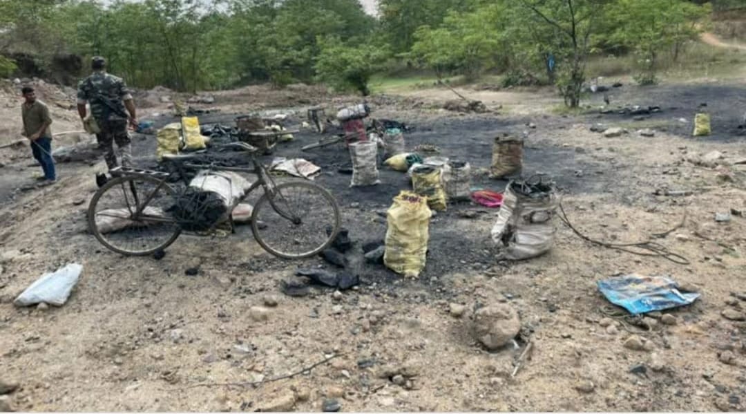 धनबाद में अधिकारियों को फिर बनाया बंधक, जानिए क्या है मामला 