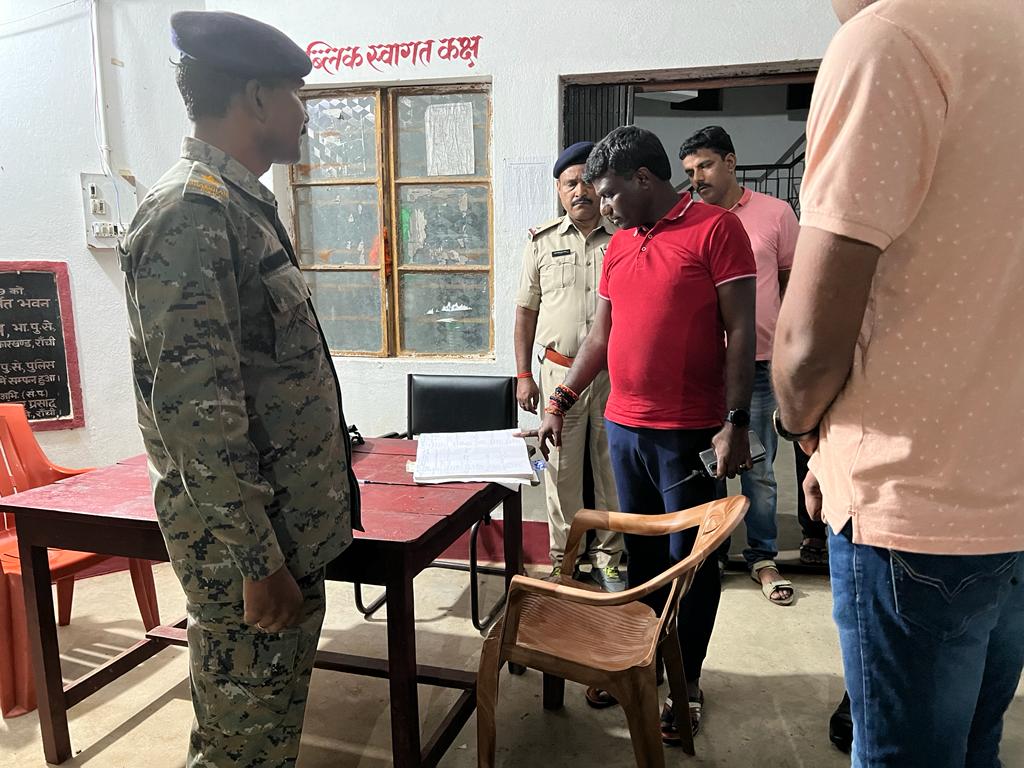 त्योहारों को लेकर उपायुक्त ने थाने का किया औचक निरीक्षण, विधि व्यवस्था व सुरक्षा का लिया जायजा