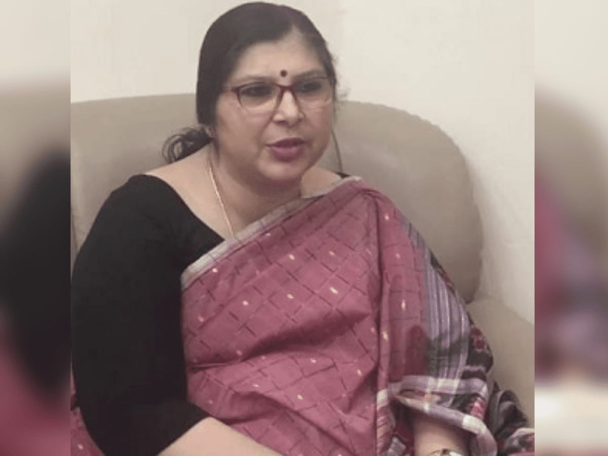 छात्रा के मुफ़्त में सैनिटेरी पैड देने की मांग पर IAS का विवादित बयान, बोलीं फिर तो निरोध भी देना पड़ेगा फ्री