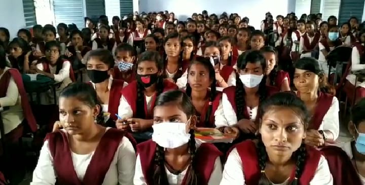 कोरोना गाइडलाइन की जैसी तैसी : यहां एक क्लास में  200 बच्चे , एक बेंच पर पांच