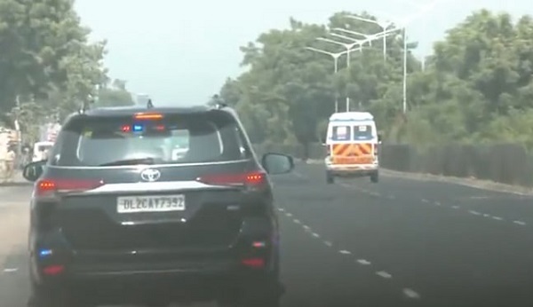 जानिए Highway पर अचानक क्यों रुका PM मोदी का काफिला, वजह कर देगा हैरान