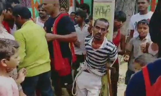 सरफिरे देवर ने भाभी पर कुल्हाड़ी से किया जानलेवा हमला, लोगों ने आरोपी को खंभे से बांध जमकर की पिटाई