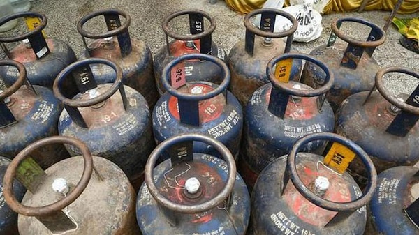 LPG Cylinder Price : महीने के पहले दिन राहत, सिलेंडर के दामों में कटौती, जानिए नया रेट