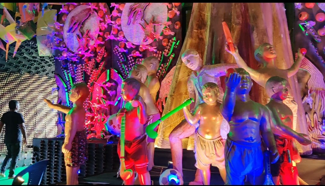 हरमू मैदान में बंगाल से आए कारीगरों ने बनाया खेल आधारित पूजा पंडाल, बच्चों के लिए बना आकर्षण केंद्र