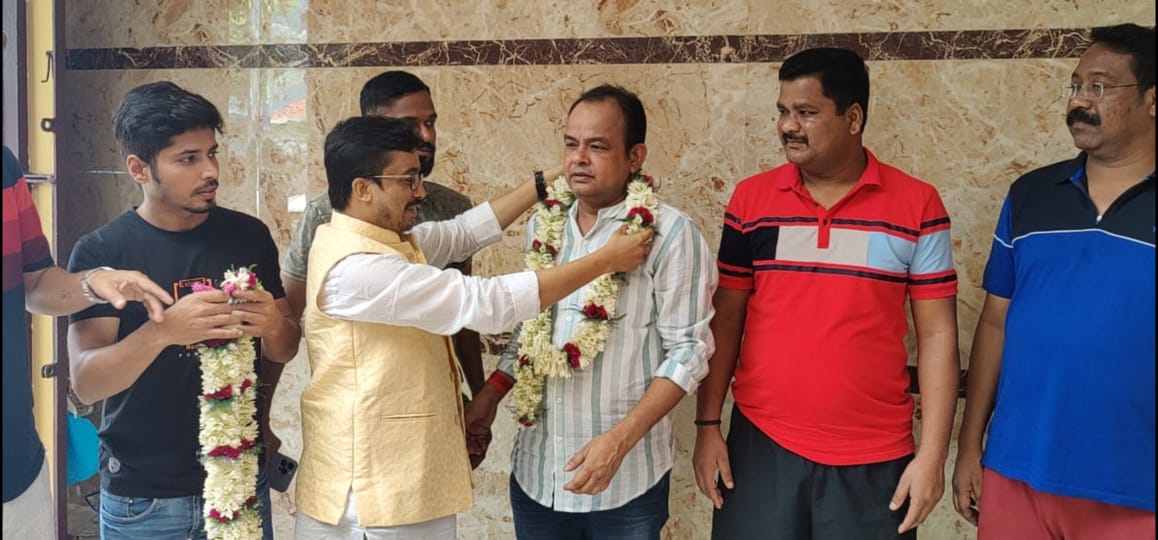 कैश कांड मामला: तीनों विधायकों के समर्थन में आए युवा कांग्रेस मोर्चा के महासचिव , कोलकाता पहुंचकर विधायकों का किया अभिनंदन    