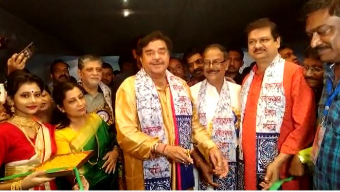 सांसद बनने के बाद पहली बार बंगाल के दुर्गोत्सव मे शामिल हुए TMC सांसद शत्रुघ्न सिन्हा, देशवासियों को दी शुभकामनाएं