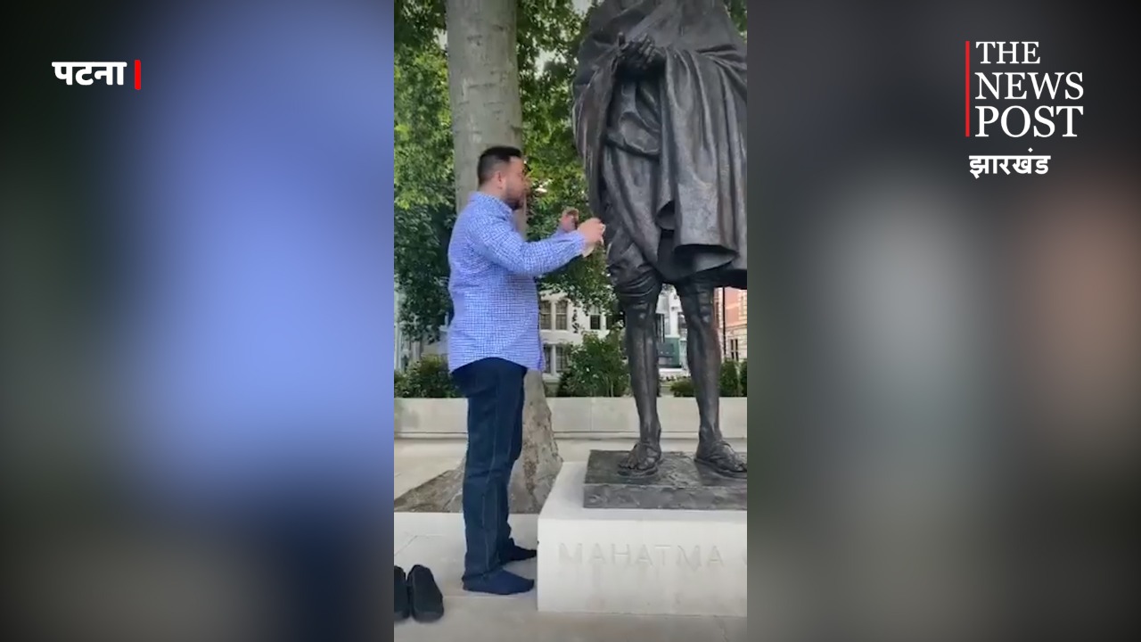 गांधी की मूर्ति पर गंदगी देख तेजस्वी यादव ने अपने रुमाल से किया साफ, वीडियो हो रहा वायरल  