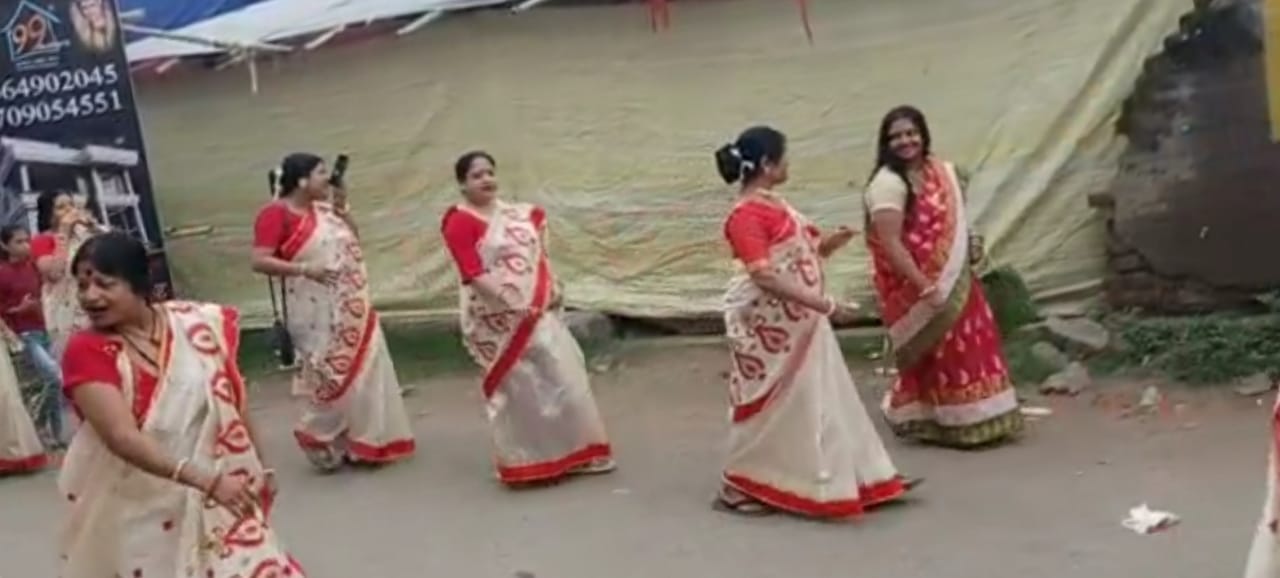 90 महिलाएं एक ही पोशाक में पहुंची तालाब के घाट पर,जानिए क्या है इसकी खासियत 