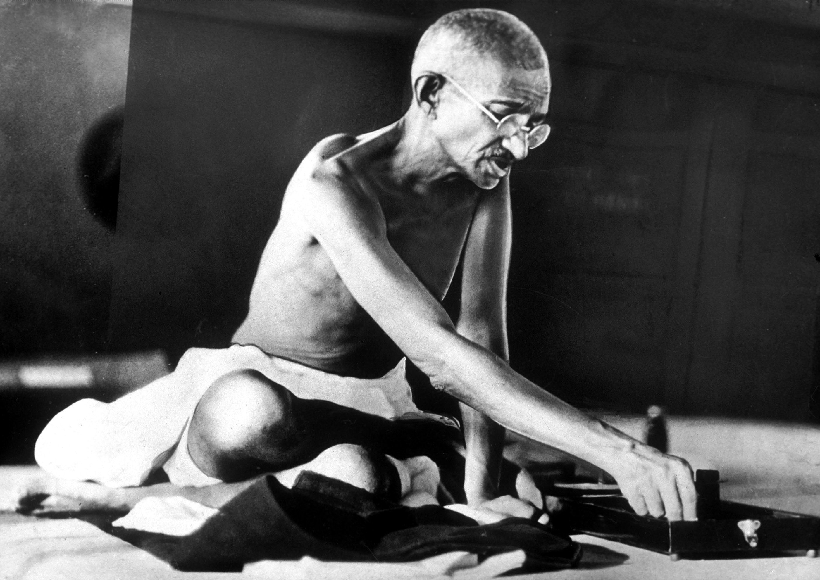 Gandhi Jayanti Special : गांधी पर उठा लो लाख सवाल, गांधी तब भी बड़े थे, वे आज भी बड़े हैं