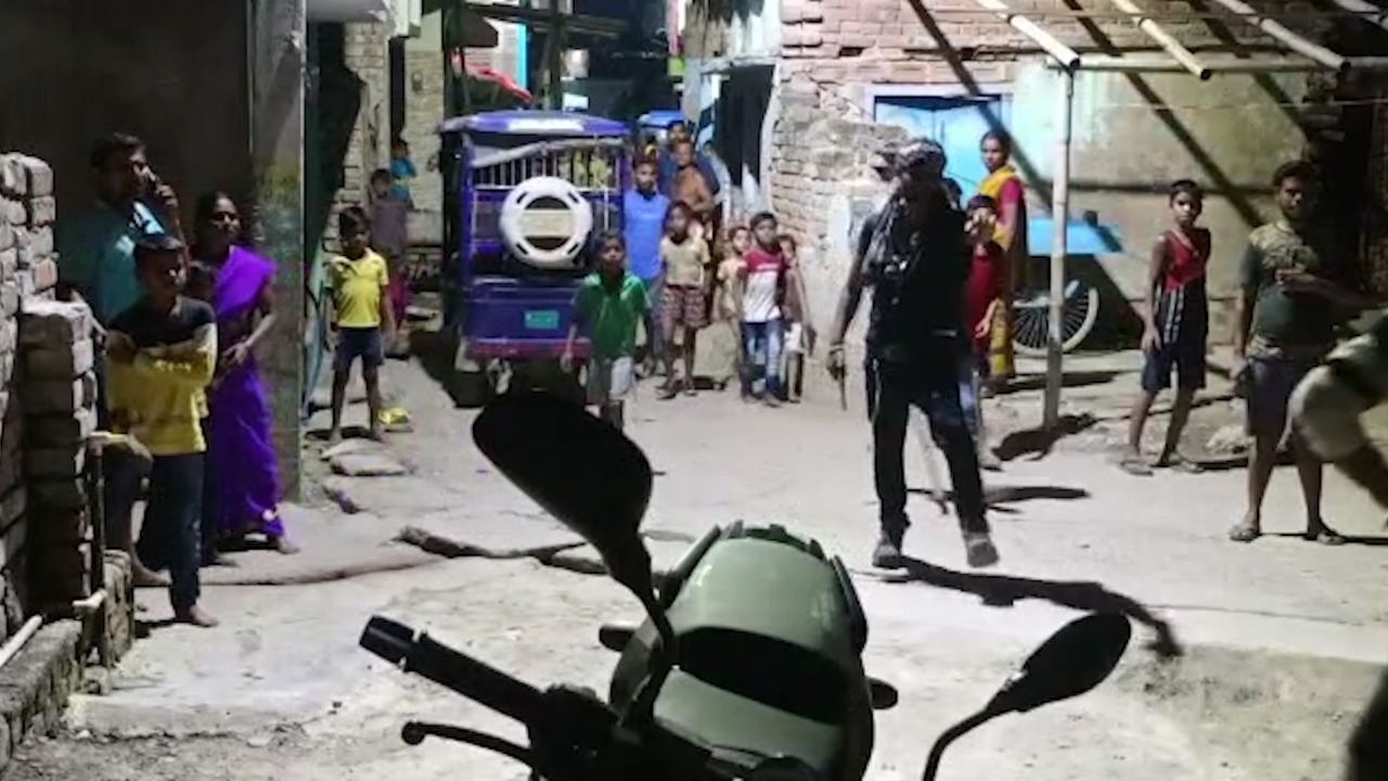 कमीशन के पैसे को लेकर अपराधियों ने हथियार लहराते हुए किया हंगामा, चढ़ा पुलिस के हत्थे