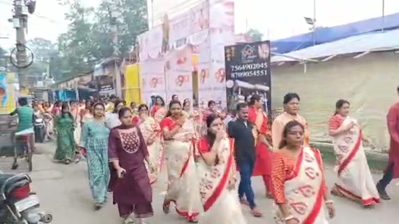 90 महिलाएं एक ही पोशाक में पहुंची तालाब के घाट पर,जानिए क्या है इसकी खासियत 