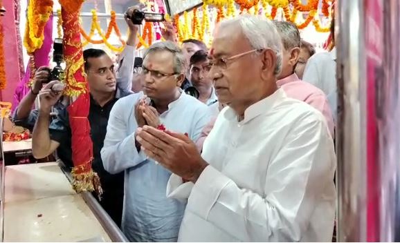 अष्टमी के मौके पर सीएम नीतीश ने शीतला मंदिर में की पूजा अर्चना, राज्यवासियों को दी नवरात्रि की शुभकामना