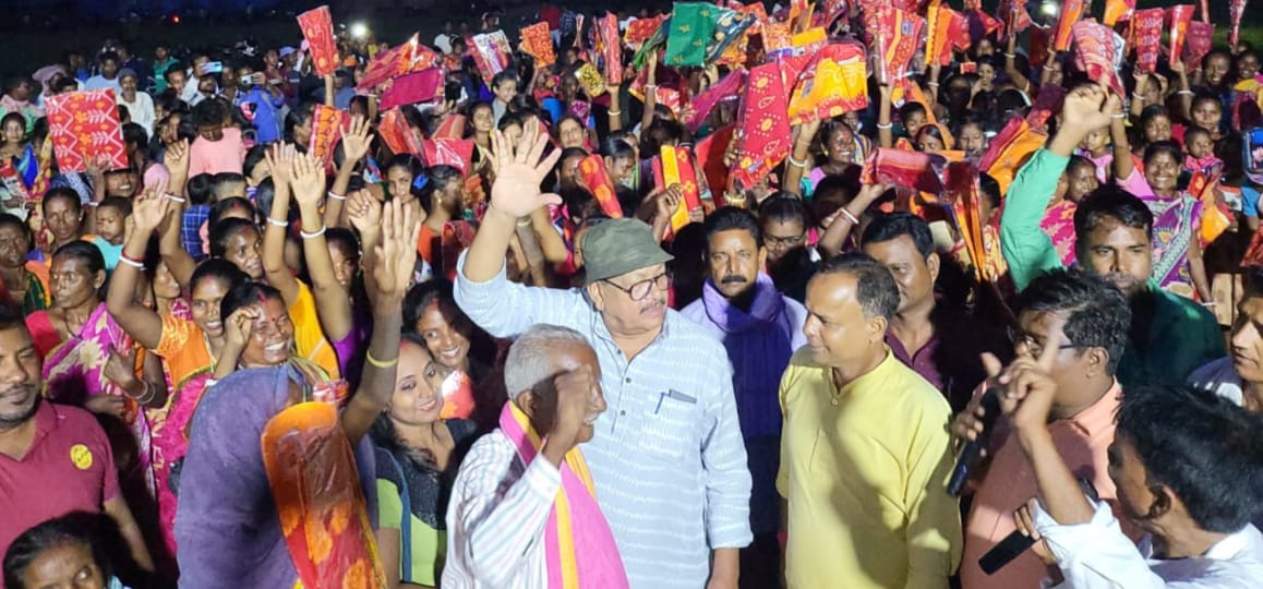 पूर्व सांसद फुरकान अंसारी पहुंचे अमोई, जनता के बीच किया वस्त्र वितरण 