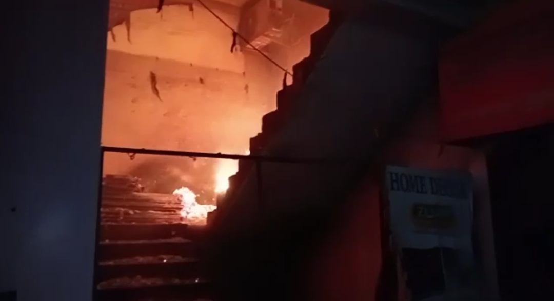 हाजीपुर: मां भगवती कॉम्प्लेक्स में लगी भीषण आग, मौके पर पहुंची दमकल की दो गाड़ियों ने आग पर पाया काबू 