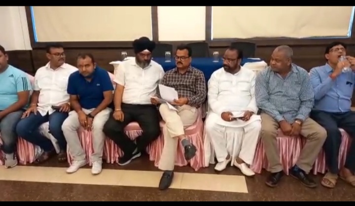 इंडियन ऑयल प्रबंधन के रवैये से टैंकर एसोसिएशन नाराज, पैट्रोलियम पदार्थों की सप्लाई ठप्प करने की दी चेतावनी  