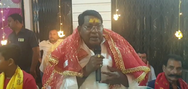 मंत्री डॉ रामेश्वर उरांव पहुंचे दुर्गा पूजा पंडाल, जिलेवासियों को दी दुर्गोत्सव की शुभकामनाएं