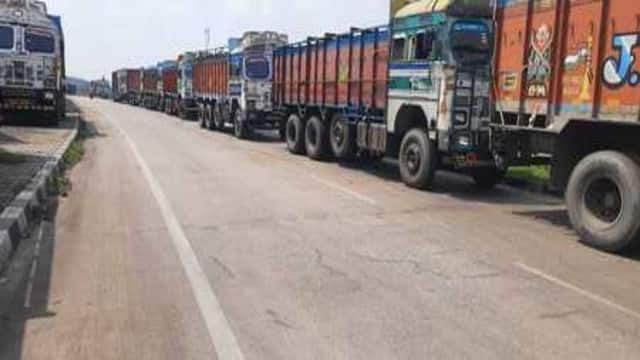 DHANBAD: फोरलेन सड़क पर ट्रकों का होता है कब्ज़ा, जानिए क्या है वजह 