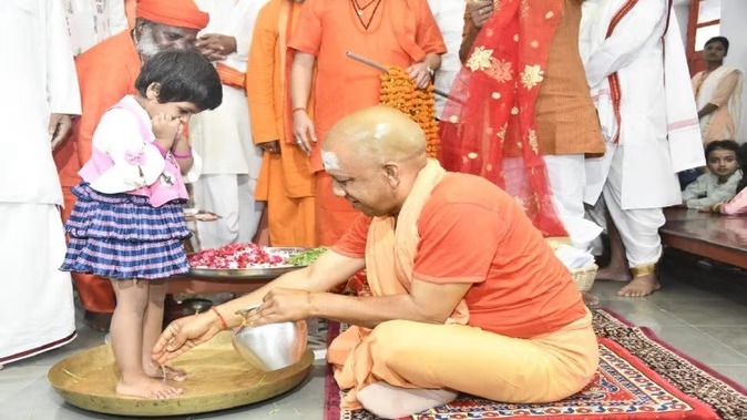 उत्तर प्रदेश के मुख्यमंत्री योगी आदित्यनाथ ने किस तरह किया कन्या पूजन, कौन सी परंपरा का किया पालन, जानिए